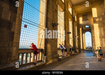 Palace Science Culture,Blick der Touristen in der Aussichtsterrasse auf der Spitze des Palast der Wissenschaft und Kultur im Zentrum von Warschau, Polen Stockfoto