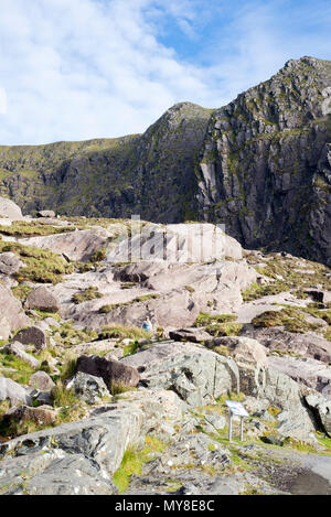 Berge und Klippen an der Conor Pass auf den wilden Atlantik der Kerry Way Stockfoto