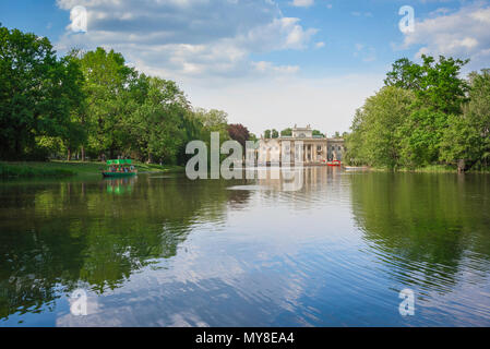 Lazienki Park Warschau, Blick auf den Palast aus dem 18. Jahrhundert auf dem Wasser, ein neoklassizistisches ehemalige Residenz von König Stanislaw Poniatowski, Warschau, Polen. Stockfoto