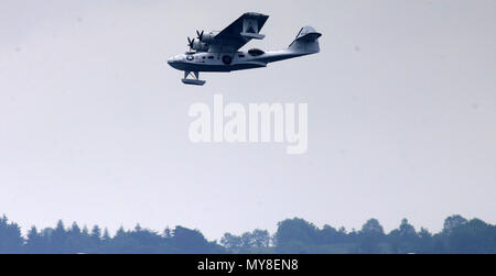 Ein Weltkrieg zwei Consolidated PBY Catalina flyboat ist auf Öffentliche Anzeige gesehen, das 100-jährige Jubiläum der RAF über Lower Lough Erne (Bild aufgenommen Samstag, Juni 2nd, 2018) in der Nähe der Grafschaft Fermanagh, Nordirland zu markieren. Fliegende Boote nehmen würde von Lough Erne im Tageslicht und würde über den Atlantik über die Grenze fliegen, eine Route, die Donegal Korridor bekannt wurde. Dies war ein geheimes Abkommen mit der Republik Irland, die die Flugzeuge durch die Irische Luftraum zu fliegen. Eine entscheidende Rolle, wenn ein flugboot am Lough Erne die Bismarck beschmutzt, wie es Frankreich segelte. Th Stockfoto