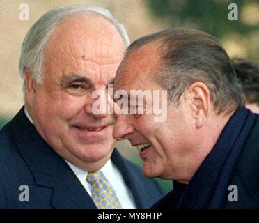 Bundeskanzler Helmut Kohl (l) begrüßt der französische Präsident Jacques Chirac in Bonn, Deutschland, am 5. Dezember 1997. | Verwendung weltweit Stockfoto