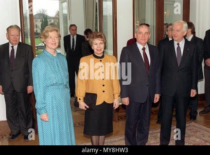 Der fruehere sowjetische Staatschef Michail Gorbatschow (2.v.r.) und seine Frau Raisa (2.f) werden durch Bundespraesident Richard von Weizsaecker (r) und seine Frau Marianne (l) in der Villa Hammerschmidt in Bonn, Deutschland, eingegangen am 6. März 1992. | Verwendung weltweit Stockfoto