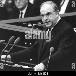 Bundeskanzler Helmut Kohl (CDU), seine Erklärung der Regierung am 21. November 1983. | Verwendung weltweit Stockfoto