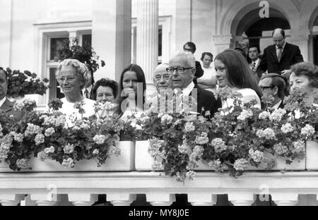 Bundespräsident Gustav Heinemann (C), der mit seiner Frau Hilda (L) und Enkelinnen Christina (R) und Ruth (L) Delius außerhalb der Villa Hammerschmidt bei einem Empfang auf den 72. Geburtstag des Verwaltungsratsmitglieds folgt in Bonn, Deutschland, am 23. Juli 1971. | Verwendung weltweit Stockfoto