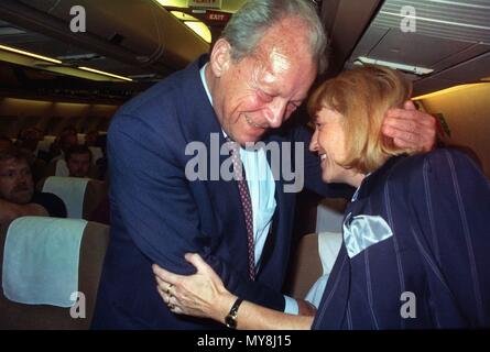 Der SPD-Ehrenvorsitzende Willy Brandt (L) umarmt die Frau des Deutschen Botschafters in Kuwait Klaus Soenksen, an Bord einer Lufthansa-Maschine, die 175 Geiseln im Irak und in Frankfurt am Main am 9. November 1990 brachte. Brandt gesichert die Freilassung von 175 Ausländer im Irak gehalten, darunter 120 Deutsche, nach fünf Tagen der Verhandlungen. Die Geiseln wurden von den Irak nach dem Ausbruch der Golfkrise (2. August 1990) verhindert. | Verwendung weltweit Stockfoto