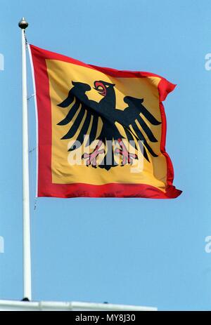 Eine Fahne mit Bundesadler (Bundesadler) auf dem Dach der Villa Hammerschmidt in Bonn, Deutschland, am 5. Juli 1994. | Verwendung weltweit Stockfoto