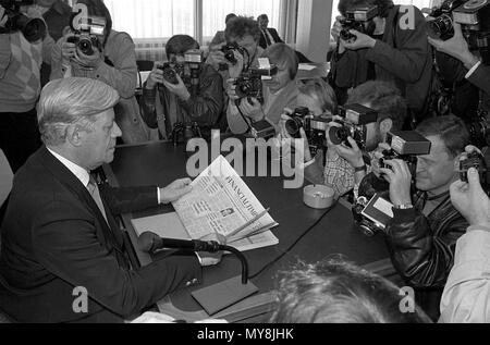 Helmut Schmidt (L, SPD) liest die Financial Times vor Fotografen. Der ehemalige Bundeskanzler Helmut Schmidt (L, SPD) erschien als Zeuge vor dem Deutschen Bundestag Untersuchungsausschuss in der Flick - Affaere Am 29. Februar 1984. | Verwendung weltweit Stockfoto