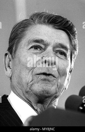 US-Präsident Ronald Reagan in West-Berlin gibt eine Rede am 12. Juni 1987. Reagan war in Berlin für mehrere Stunden auf der 750-Jahr-Feier der Stadt. | Verwendung weltweit Stockfoto