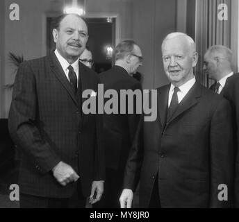 Heinrich Luebke (r) und Präsident von Pakistan Ayub Khan (L) in der Villa Hammerschmidt in Bonn, Deutschland, am 16. Dezember 1965. | Verwendung weltweit Stockfoto