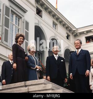 (L - R) Rut Brandt, Kaiserin Nagako, Kaiser Hirohito und Bundeskanzler Willy Brandt vor dem Kanzleramt am 13. Oktober 1971, den letzten Tag der 3-tägigen Staatsbesuch des japanischen Kaiser und Kaiserin. | Verwendung weltweit Stockfoto