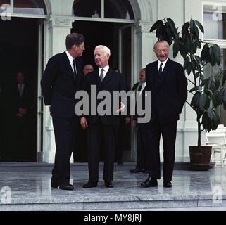 (L - R) John F. Kennedy, Präsident Heinrich Luebke und Bundeskanzler Konrad Adenauer in Bonn, Deutschland, am 23. Juni 1963. | Verwendung weltweit Stockfoto