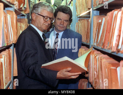 Datei - eine Datei Foto zeigt deutsche Innenminister Rudolf Seiters (L) Besuch der Stasi Archiv auf normannenstraße in Berlin, Deutschland, 09. Juni 1992. Kurz vor der Wiedervereinigung, ehemaliger DDR-Geheimdienst Beamten gebracht Säcke von persönlichen Datum in den Bunker Zimmer zerstört werden. Bürgerrechtler stürmten das Gebäude, Ihren Plan vereiteln. Während seiner Tour von, was heute ein Bundesamt, Seiters wurde durch den Leiter der Einrichtung beizufügen, Joachim Gauck (r). (Ber) 01-090692 | Verwendung weltweit Stockfoto