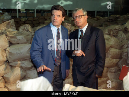 Datei - eine Datei Foto zeigt deutsche Innenminister Rudolf Seiters (R) Besuch der Stasi Archiv auf normannenstraße in Berlin, Deutschland, 09. Juni 1992. Kurz vor der Wiedervereinigung, ehemaliger DDR-Geheimdienst Beamten gebracht Säcke von persönlichen Datum in den Bunker Zimmer zerstört werden. Bürgerrechtler stürmten das Gebäude, Ihren Plan vereiteln. Während seiner Tour von, was heute ein Bundesamt, Seiters wurde durch den Leiter der Einrichtung beizufügen, Joachim Gauck (L). (Ber) 02-090692 | Verwendung weltweit Stockfoto