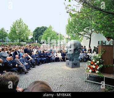 Am 24. Mai 1982, dem Jahrestag der Verkündung des Grundgesetzes (Grundgesetz), die Bundesrepublik Deutschland hat die Adenauer Büste des Bildhauers Hubertus von Pilgrim an der Stadt Bonn. | Verwendung weltweit Stockfoto