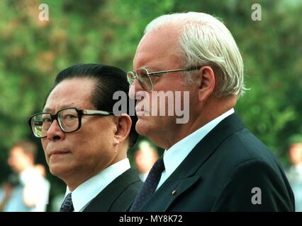 Bundespraesident Herzog (r) und dem chinesischen Präsidenten Jiang Zemin außerhalb der Villa Hammerschmidt, wo Jiang mit militärischen Ehren, in Bonn, Deutschland begrüßt wurde, am 13. Juli 1995. | Verwendung weltweit Stockfoto