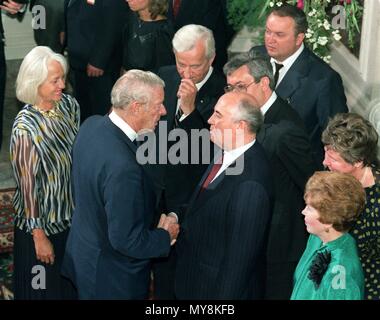 Otto Wolff von Amerongen (L), Vorsitzender der Deutschen Ost-ausschusses, grüßt Michail Gorbatschow (R) bei einem Abendessen in Bonn, Deutschland, am 13. Juni 1989. In der Mitte sind Bundespraesident Richard von Weizsaecker und Raissa Gorbatschowa (2. F.R.). Bundespraesident Weizsaecker und seine Frau erhielt Gorbatschow und seine Frau für ein Abendessen im Schloss Augustusburg in Brühl in der Nähe von Bonn am 13. Juni 1989. | Verwendung weltweit Stockfoto