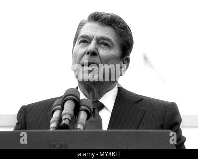 US-Präsident Ronald Reagan gibt eine Rede an der Berliner Mauer durch das Brandenburger Tor in West-Berlin, die am 12. Juni 1987. Rund 25.000 Menschen jubelten die bekannten Worte "Mr. Gorbatschow, reißen Sie diese Mauer nieder!" Reagan in Berlin war für mehrere Stunden auf der 750-Jahr-Feier der Stadt. | Verwendung weltweit Stockfoto