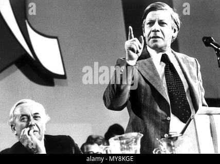 Bundeskanzler Helmut Schmidt in seiner Rede auf der jährlichen Konferenz der britischen Labour Party in Westminster Palace in London am 20. November 1974. Im Hintergrund ist der britische Premierminister Harold Wilson. | Verwendung weltweit Stockfoto