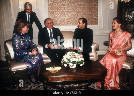 (L - R) Hannelore Kohl, Bundeskanzler Helmut Kohl, der indische Premierminister Rajiv Gandhi und Sonia Gandhi am 28. April 1986 in Neu Delhi. | Verwendung weltweit Stockfoto