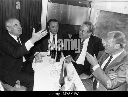 Michail Gorbatschow in einen InterCity Express (ICE) Zug von Bonn nach Dortmund zu mehreren tausend Hoesch AG Stahlarbeitern am 15. Juni 1989 zu sprechen. Die hier abgebildeten während der Zugfahrt sind (L-R) Michail Gorbatschow, ein Dolmetscher, der nordrhein-westfaelische Ministerpraesident Johannes Rau und Bundeskanzler Willy Brandt. | Verwendung weltweit Stockfoto