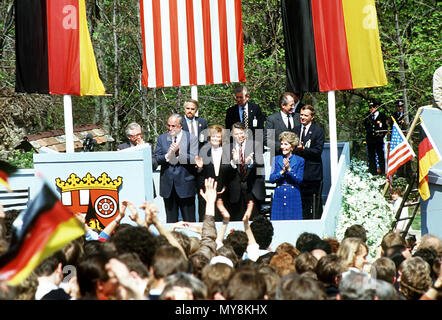 (L-R): Der rheinland-pfaelzische Ministerpraesident Bernhard Vogel, Bundeskanzler Helmut Kohl, seine Frau Hannelore, US-Präsident Ronald Reagan und First Lady Nancy Reagan auf dem Hambacher Schloss während dem Abspielen der US-Nationalhymne, am 6. Mai 1985. | Verwendung weltweit Stockfoto