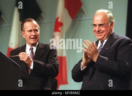 US-Präsident George H.W. Bush (L) ist Beifall von Bundeskanzler Helmut Kohl (CDU) nach einer Rede in der Rheingoldhalle in Mainz, Deutschland, am 31. Mai 1989. | Verwendung weltweit Stockfoto