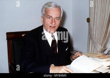 Bundespraesident Richard von Weizsaecker in seinem Büro in der Villa Hammerschmidt in Bonn, Deutschland, 8. Januar 1985. Er war Präsident von 1984 bis 1994. | Verwendung weltweit Stockfoto