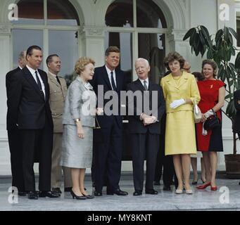 US-Präsident John F. Kennedy (c) mit deutscher Präsident Heinrich Luebke (r) in Bonn, Deutschland, am 23. Juni 1963. Auf der linken Seite ist der deutsche Außenminister Gerhard Schröder (CDU), neben Schroeder ist Frau Wilhelme Luebke, auf der rechten Seite ist Kennedy's Schwester Eunice Kennedy-Shriver, der den Präsidenten im Ort der hochschwangere Jacqueline Kennedy begleitet. | Verwendung weltweit Stockfoto