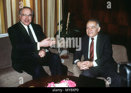 Zweites Treffen zwischen Bundeskanzler Helmut Kohl (l) und der israelische Ministerpräsident Yitzhak Shamir in Jerusalem am 25. Januar 1984. Der Bundeskanzler besucht Israel von 24. Januar bis zum 29. Januar 1984. | Verwendung weltweit Stockfoto