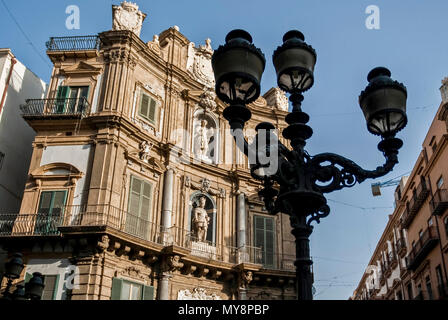 Ansicht der Quattro Canti, einem barocken Platz in Palermo, Italien. 2013. Stockfoto