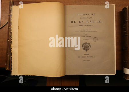 . Français: Wörterbuch Archéologique de la Gaule, Volume D à L, publié par la Kommission instituée au Ministère de l'instruction publique et des Beaux-Arts, 1875. Exemplaire du Musée nationale d'Archéologie. 27 März 2017, 16:42:50. Kommission de la Topographie de la Gaule 130 Dag-Dictionnaire-2-D-L Stockfoto