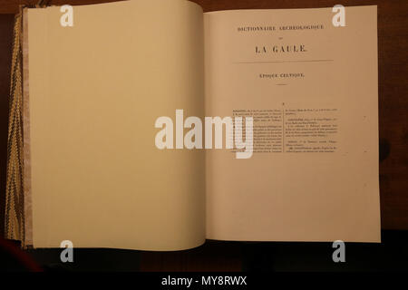 . Français: Wörterbuch Archéologique de la Gaule, Band A à Z, publié par la Kommission instituée au Ministère de l'instruction publique et des Beaux-Arts, 1875. Exemplaire du Musée nationale d'Archéologie. 27 März 2017, 16:42:50. Kommission de la Topographie de la Gaule 130 Dag-Dictionnaire-3-II-R-Z Stockfoto