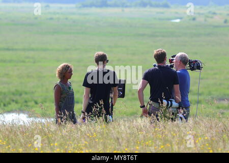 Die TV-Moderatorin Gillian Burke filmt live im St Aidan's Nature Park für BBC Springwatch 2018 Stockfoto