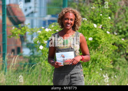 Die TV-Moderatorin Gillian Burke filmt live im St Aidan's Nature Park für BBC Springwatch 2018 Stockfoto