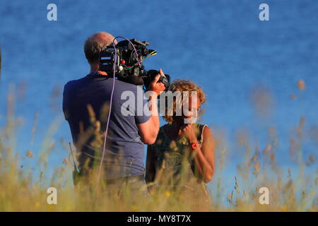 Die TV-Moderatorin Gillian Burke filmt live im St Aidan's Nature Park für BBC Springwatch 2018 Stockfoto