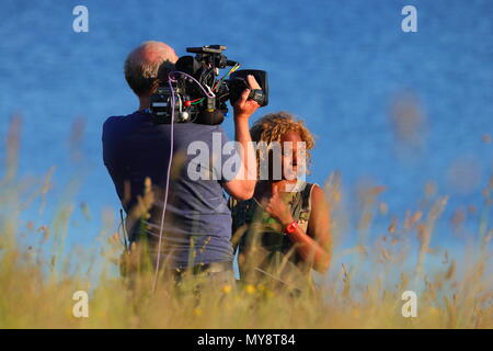 Die TV-Moderatorin Gillian Burke filmt live im St Aidan's Nature Park für BBC Springwatch 2018 Stockfoto