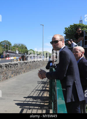 Der Herzog von Cambridge Uhren die letzten Phasen des Supersport TT 2. Rennen auf der Isle of Man TT bei seinem Besuch auf der Insel. Stockfoto