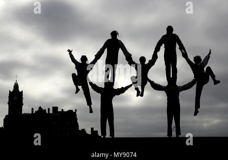 Akrobaten von Cirque Berserker durchführen, auf den Straßen von Edinburgh zu helfen, das Edinburgh Festival Fringe 2018, vor Ihrer festival Debüt starten. Stockfoto