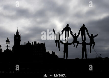 Akrobaten von Cirque Berserker durchführen, auf den Straßen von Edinburgh zu helfen, das Edinburgh Festival Fringe 2018, vor Ihrer festival Debüt starten. Stockfoto