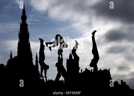 Akrobaten von Cirque Berserker durchführen, auf den Straßen von Edinburgh zu helfen, das Edinburgh Festival Fringe 2018, vor Ihrer festival Debüt starten. Stockfoto