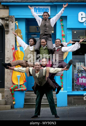 Akrobaten von Cirque Berserker durchführen, auf den Straßen von Edinburgh zu helfen, das Edinburgh Festival Fringe 2018, vor Ihrer festival Debüt starten. Stockfoto