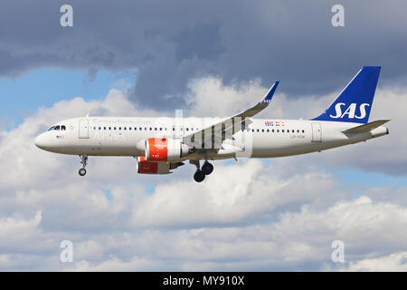 Barcelona, Spanien - 11. März 2018: SAS Airbus A320 näher zum Flughafen El Prat in Barcelona, Spanien. Stockfoto