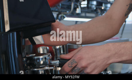 Barista Kaffeepulver in Gruppe teil, bereiten zu Espresso Schuß Stockfoto
