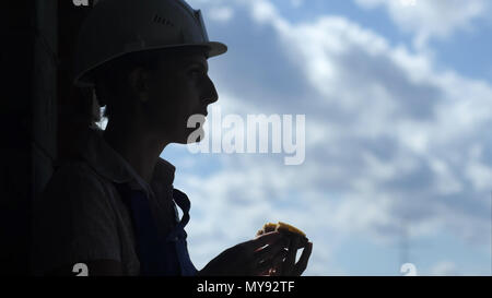 Baustelle Arbeiterin ein leckeres Sandwich in der Mittagspause essen Stockfoto