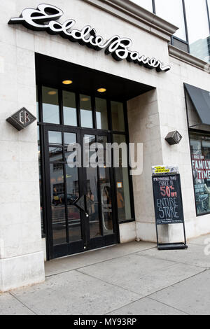 Der Eingang zu den Eddie Bauer Store auf Austin Street in Forest Hills, Queens mit ein Zeichen für einen halben Tag des Gedenkens an den Verkauf. Stockfoto