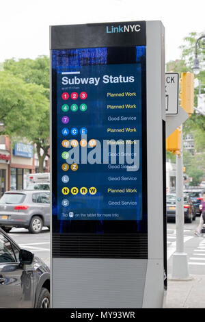 Ein LINKNYC-Terminal in Forest Hills, Queens, das kostenlose Telefongespräche, WIFI-Service, öffentliche Ankündigungen und amüsante Nachrichten bietet. Stockfoto