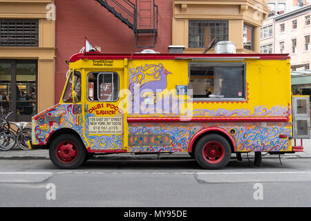 Die DESI ESSEN LKW verkaufen Indian Fast Food auf der East 17th Street in Lower Manhattan, New York City geparkt. Stockfoto