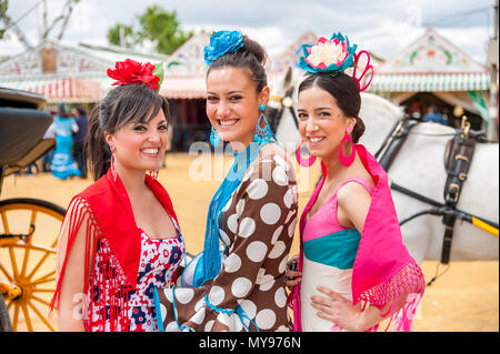 Junge Frauen im April in Sevilla, Spanien Stockfoto