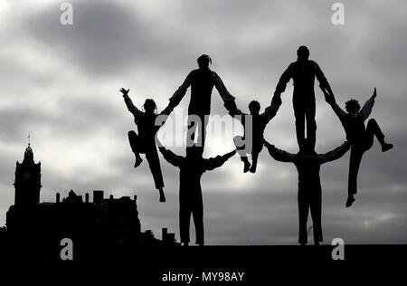 Akrobaten von Cirque Berserker durchführen, auf den Straßen von Edinburgh zur Schau zu stellen, einige Ihrer circus Nervenkitzel und Fähigkeiten vor Ihren Edinburgh Festival Fringe Debüt. Stockfoto