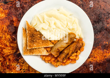 Würstchen mit gebackenen Bohnen und Kartoffelpüree und geröstetem Brot Stockfoto